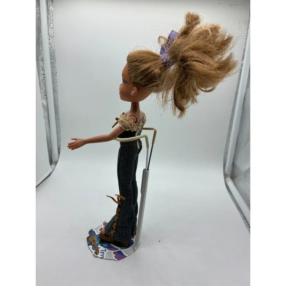 Bratz Strut It! Meygan with Blonde Hair - Black Corset Top & Jeans